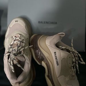Like New Balenciaga sneakers!